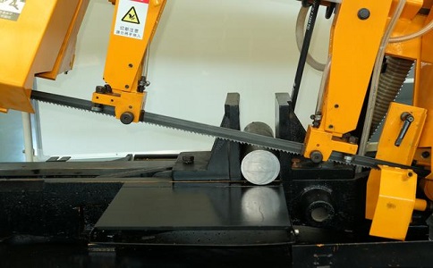 濠江数控带锯床自动送料精度会出现偏差吗？