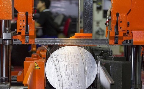 濠江立式金属带锯床切削出现跑带故障解决方法！